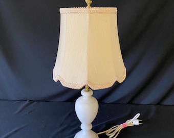 Lámpara de mesa vintage de alabastro blanco con pantalla