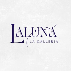 Pu&ograve; includere: Logo blu scuro per "La Luna La Galleria" su sfondo bianco strutturato. Il carattere dello script &egrave; elegante e stilizzato, con un ornamento decorativo. Il design generale &egrave; pulito e sofisticato.
