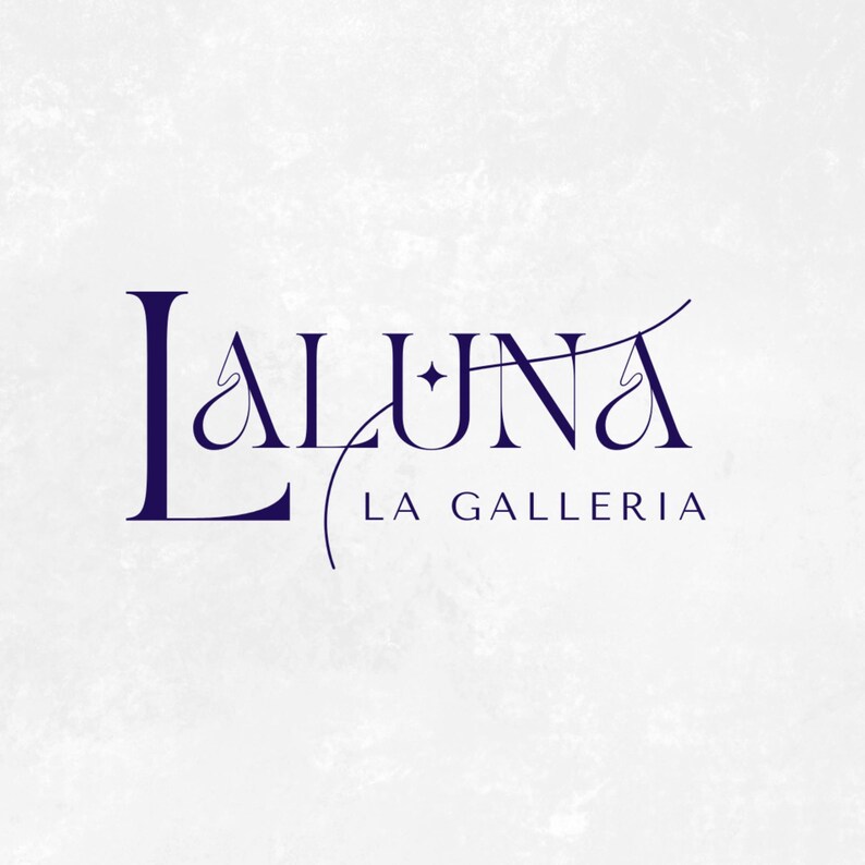 Pu&ograve; includere: Logo blu scuro per "La Luna La Galleria" su sfondo bianco strutturato. Il carattere dello script &egrave; elegante e stilizzato, con un ornamento decorativo. Il design generale &egrave; pulito e sofisticato.