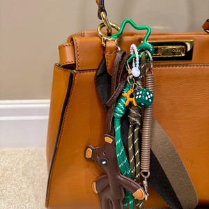 Breloques de sac en corde marron vert nounours en cuir, breloques de sac élégant, accessoires de porte-clés de sac de sac de purse de corde de Y2K