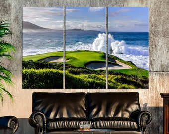 Puede incluir: Una impresión en lienzo de tres paneles que representa un campo de golf con vistas a una espectacular escena oceánica con olas rompiendo. El campo de golf verde está en primer plano, con el océano y las olas en el fondo.