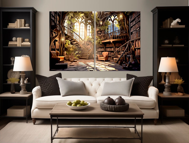 Puede incluir: Una impresi&oacute;n en lienzo dividida que representa una biblioteca de fantas&iacute;a con un gran &aacute;rbol que crece a trav&eacute;s del centro de la habitaci&oacute;n. La biblioteca tiene estanter&iacute;as llenas de libros, una escalera de madera y una gran ventana por la que entra la luz del sol. La impresi&oacute;n est&aacute; enmarcada en un marco negro y est&aacute; colgada en una pared en un sal&oacute;n.