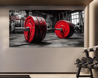 Könnte beinhalten: Ein Wandbild, das eine Langhantel mit leuchtend roten Gewichtsscheiben auf einem Fitnessstudioboden zeigt. Der Hintergrund ist eine schwarz-weiße Darstellung eines Kraftraums mit industriellen Wänden und Fenstern.