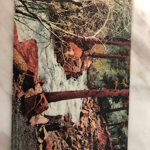 Może przedstawiać: Winietkowa pocztówka przedstawiająca malowniczy widok skalistego strumienia w lesie. Pocztowka nosi tytuł "Echo Lake, South Cheyenne Canyon, Colorado" i ma wyblakły, vintage'owy wygląd.