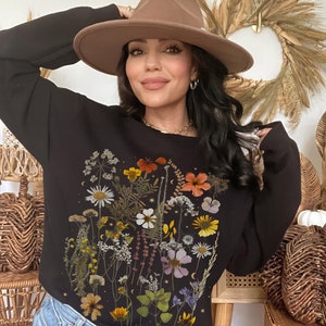 Botanical Pressed Flowers Sweatshirt Autumn Botanical Pullover Fall Wildflowers Crewneck Boho Cottagecore Floral Sweater Garden Lover Gifts