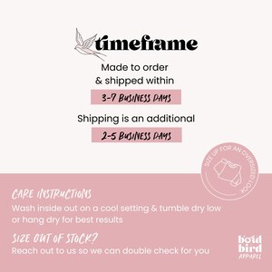 Puede incluir: Gr&aacute;fico rosa con el texto "timeframe" y una ilustraci&oacute;n de un p&aacute;jaro. El texto "Made to order & shipped within 3-7 BUSINESS DAYS" se muestra. El texto "Shipping is an additional 2-5 BUSINESS DAYS" tambi&eacute;n se muestra. El texto "CARE INSTRUCTIONS" se muestra. El texto "Wash inside out on a cool setting & tumble dry low or hang dry for best results" se muestra. El texto "SIZE OUT OF STOCK?" se muestra. El texto "Reach out to us so we can double check for you" se muestra. El texto "SIZE UP FOR AN OVERSIZED LOOK" se muestra en un c&iacute;rculo. El texto "boid bird APPAREL" se muestra.
