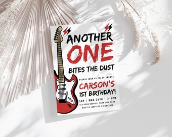 Può includere: Un invito di compleanno bianco e rosso con un'immagine di una chitarra elettrica rossa. Il testo recita "Another One Bites The Dust" e "Carson's 1st Birthday!" con la data e l'ora della festa.
