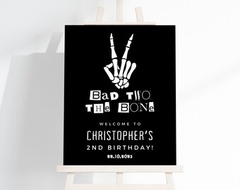 Letrero de bienvenida de cumpleaños de Bad Two The Bone, temática de esqueleto (descarga de Canva)