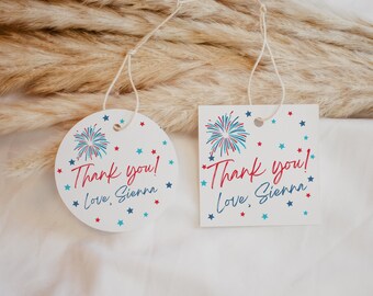 Puede incluir: Dos etiquetas de regalo blancas con diseños de fuegos artificiales rojo, blanco y azul y el texto "¡Gracias! Con cariño, Sienna".