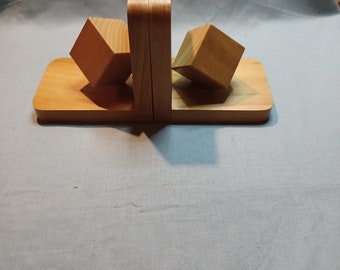 Elegantes Paar Buchstützen aus Holz in Würfelform.