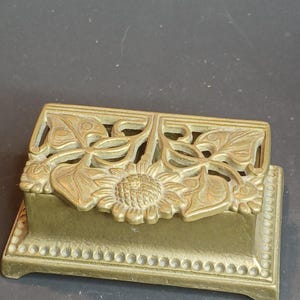Porte-timbre-poste vintage/Art Nouveau Tournesol Laiton Timbre-poste Boîte de rangement en bon état Organisateur de bureau