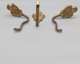 Vintage set van 3 messing kapstokhaken met wapenschild.