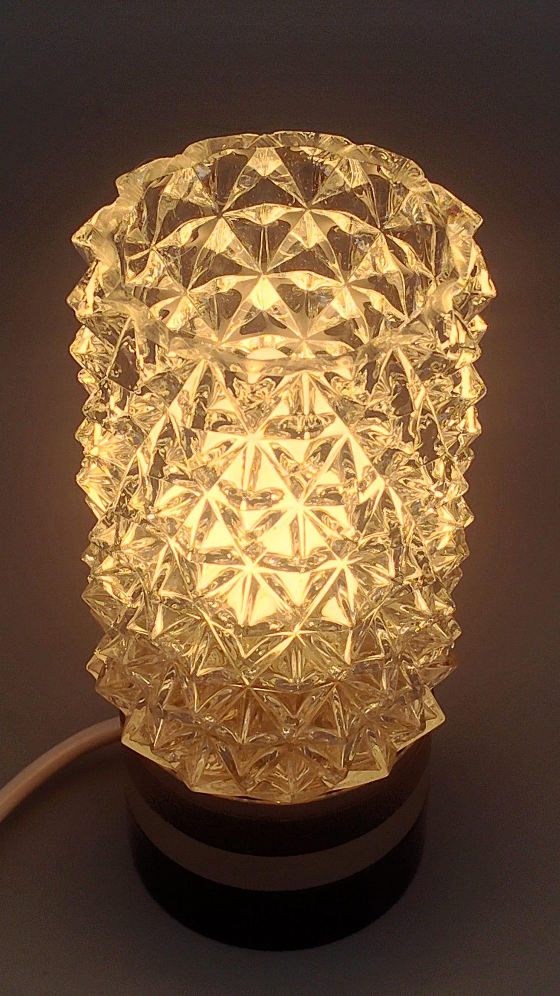 Schöne vintage Tischleuchte / Nachttischlampe aus Kristallglas & Metall ,70er Jahre ,, foto 3 di 5