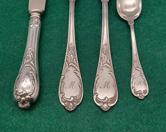 Fantastic vintage cutlery set by Wellner in baroque style, 90s silver plating with an M as the monogram. Friodur.