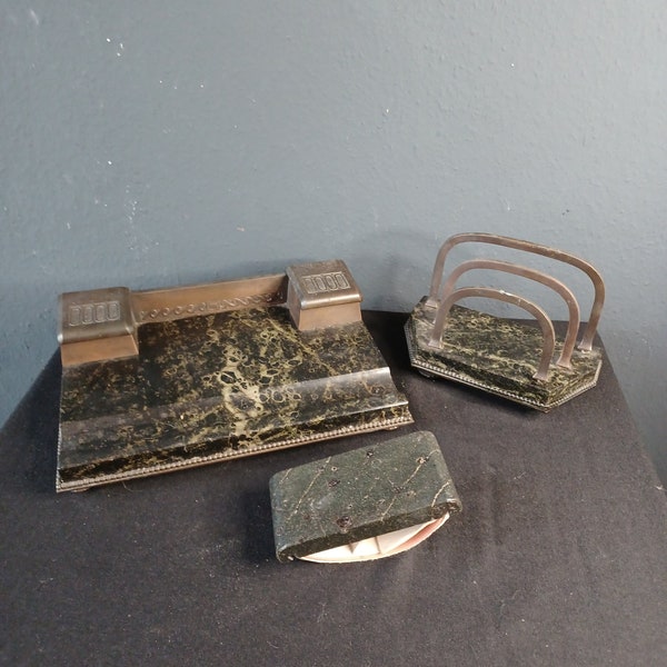Antike Art Deco Schreibtischgarnitur aus grünem Marmor und Bronze Aplikationen und Aufbauten