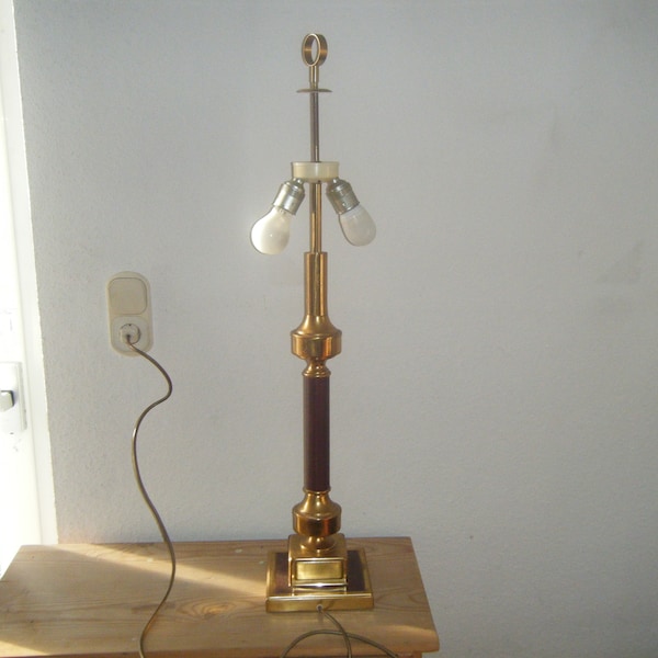 Impulsante Hollywood Regency Bodenlampe aus Messing mit zwei Blühbirnen. Höhe 94 cm.