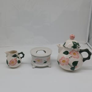 Villeroy & Boch Wild Rose. Kompletterande delar till servisen. Runda gröna och fyrkantiga bruna stämplar. Kaffekanna, kaffevärmare, mjölkkanna.