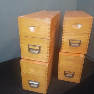 Uno dei quattro indici in legno vintage. Formato verticale DIN A6.