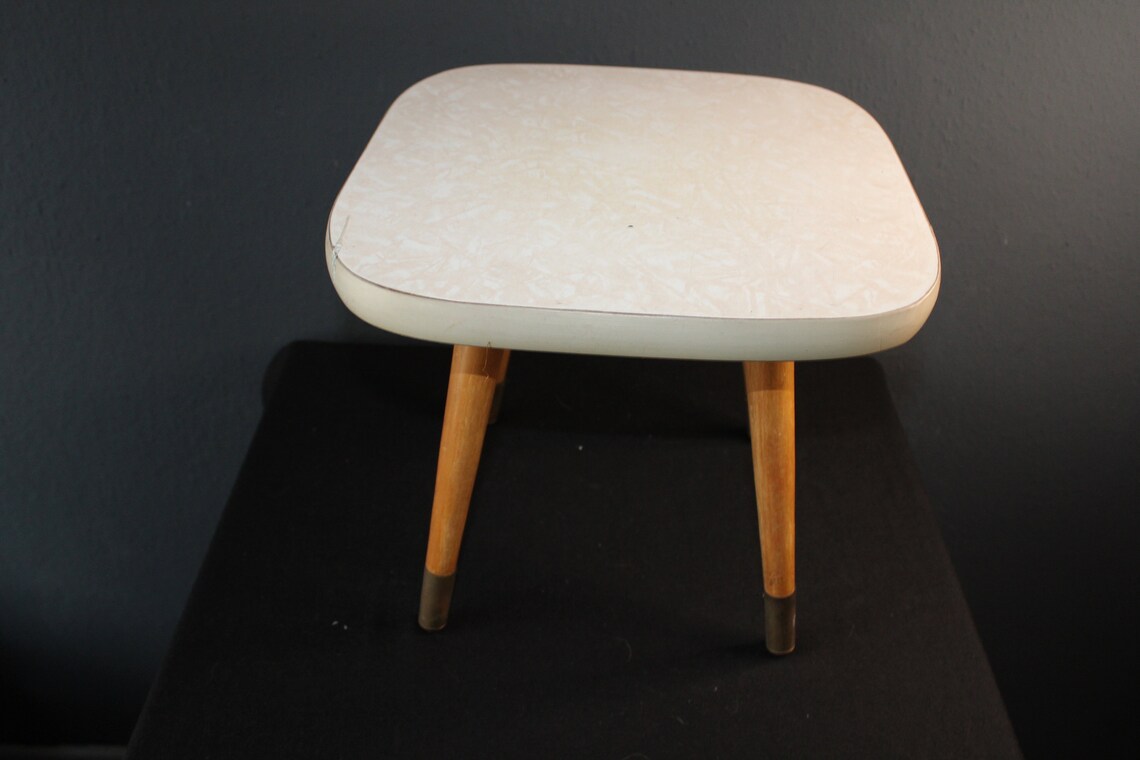 Schöner Mid Century Beistelltisch Blumenhocker, foto 1 di 5