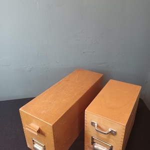 Een van de twee grote houten indexdozen uit het midden van de eeuw in DIN A6 staand formaat