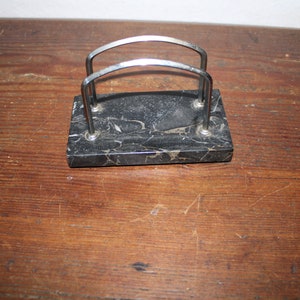Schöner Art Deco Bariefhalter mit Marmorsockel.