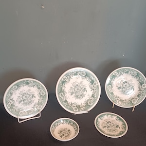 Parti aggiuntive: piatto per pasta verde Villeroy & Boch Balmoral, piatto per zuppa e piatto per cena con timbro marrone, lavabile in lavastoviglie.