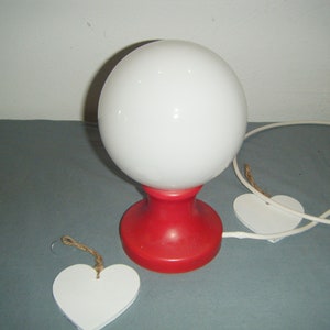 Schöne Kugeltischlampe in Weiß und Rot aus Glas.