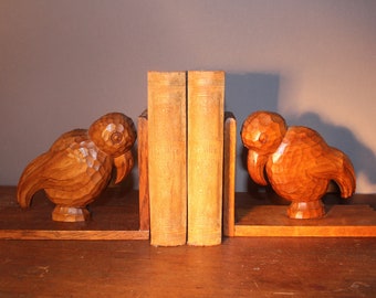 Houten boekensteunen uit het midden van de eeuw met twee papegaaien.