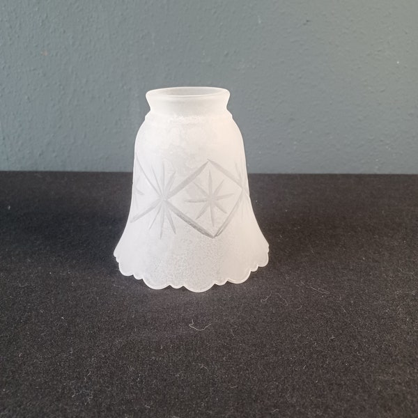 Tulpenkugel aus Milchglas, transparent, Art Deco, glockenförmig, Sterne. NOS