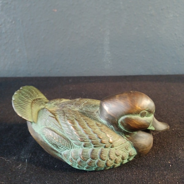 Süße kleine Bronze Ente. Patiniert