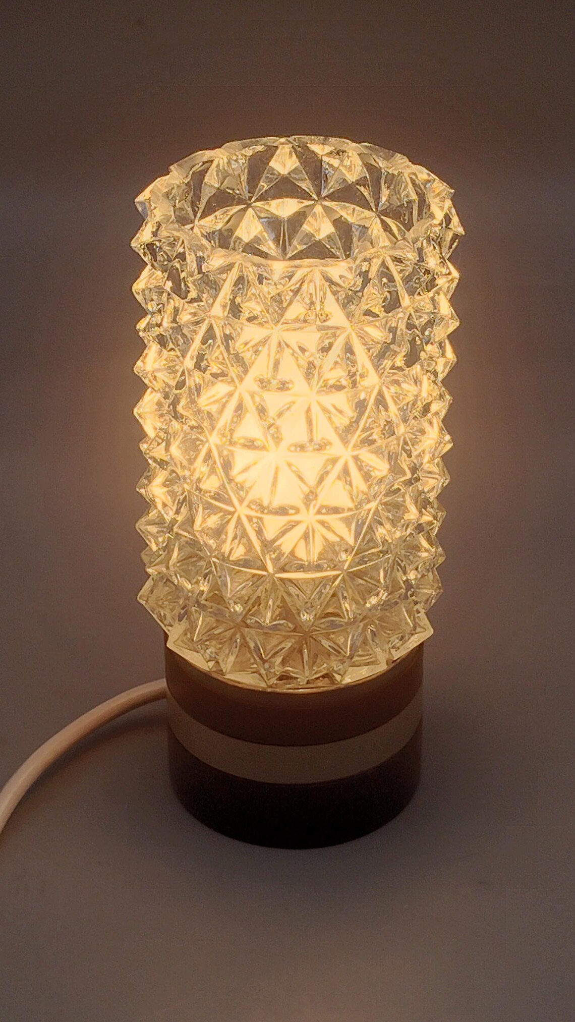Schöne vintage Tischleuchte / Nachttischlampe aus Kristallglas & Metall ,70er Jahre ,, foto 2 di 5