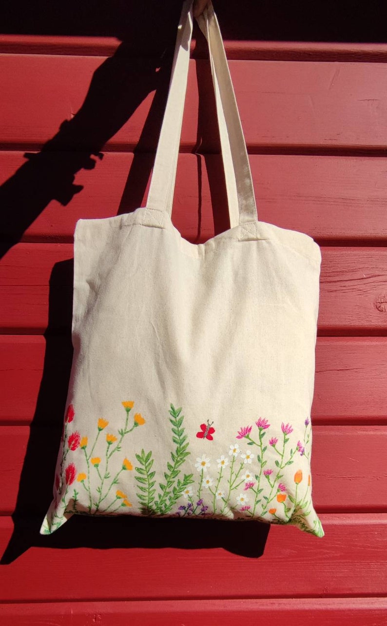 Bolsa de yute, pintada a mano, prado de flores. imagen 6