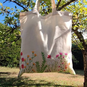 Bolsa de yute, pintada a mano, prado de flores. imagen 5