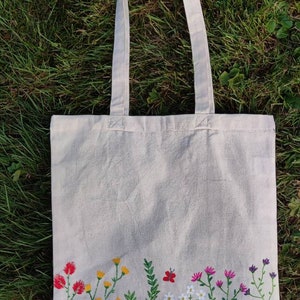 Bolsa de yute, pintada a mano, prado de flores. imagen 4