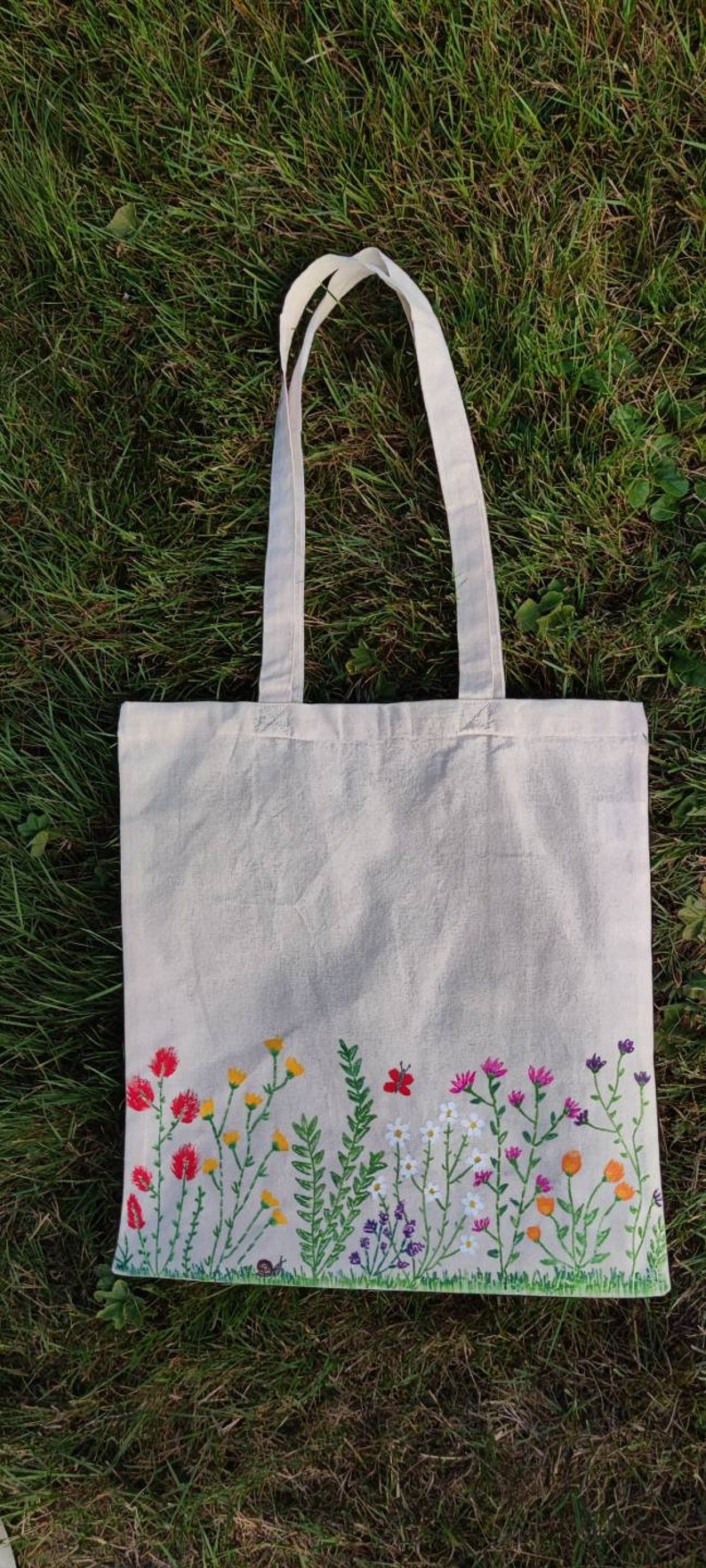 Bolsa de yute, pintada a mano, prado de flores. imagen 4