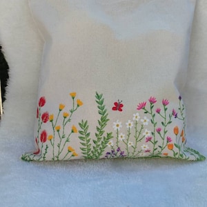 Bolsa de yute, pintada a mano, prado de flores. imagen 1