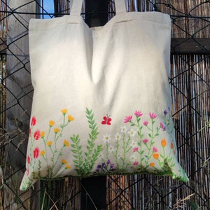 Bolsa de yute, pintada a mano, prado de flores. imagen 3