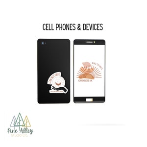 K&ouml;nnte beinhalten: Zwei Handy-Mockups mit unterschiedlichen Designs. Das linke Handy hat einen schwarzen Hintergrund mit einem Aufkleber, auf dem "Vertraue nicht auf deinen eigenen Verstand" steht. Das rechte Handy hat einen wei&szlig;en Hintergrund mit einem Aufkleber, auf dem "Erkenne ihn auf all deinen Wegen" steht.