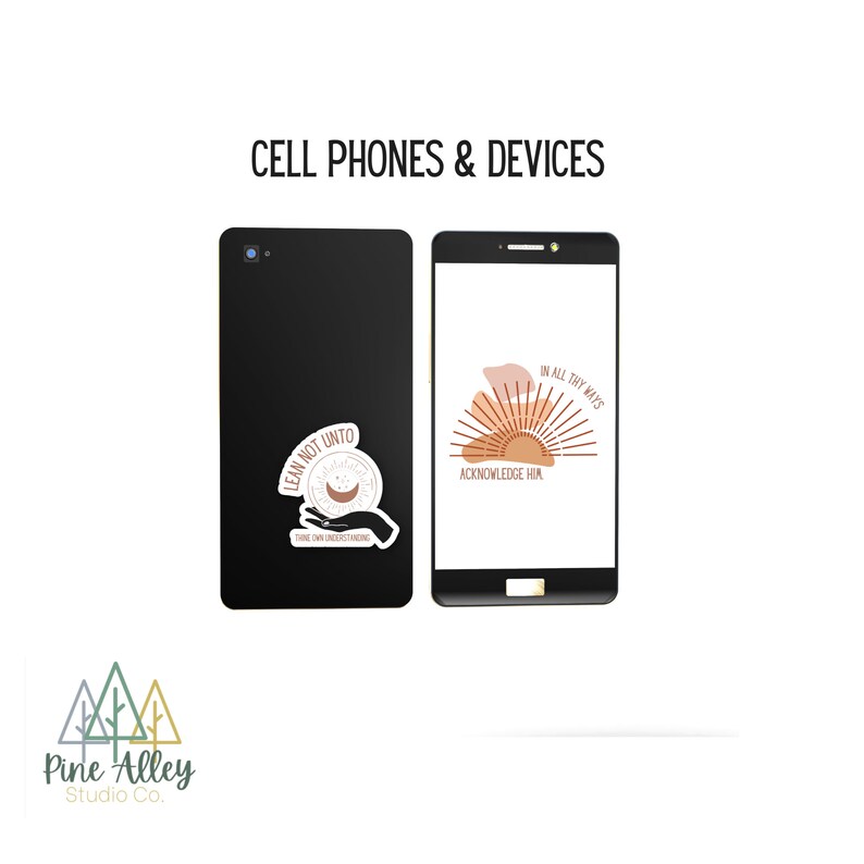 K&ouml;nnte beinhalten: Zwei Handy-Mockups mit unterschiedlichen Designs. Das linke Handy hat einen schwarzen Hintergrund mit einem Aufkleber, auf dem "Vertraue nicht auf deinen eigenen Verstand" steht. Das rechte Handy hat einen wei&szlig;en Hintergrund mit einem Aufkleber, auf dem "Erkenne ihn auf all deinen Wegen" steht.