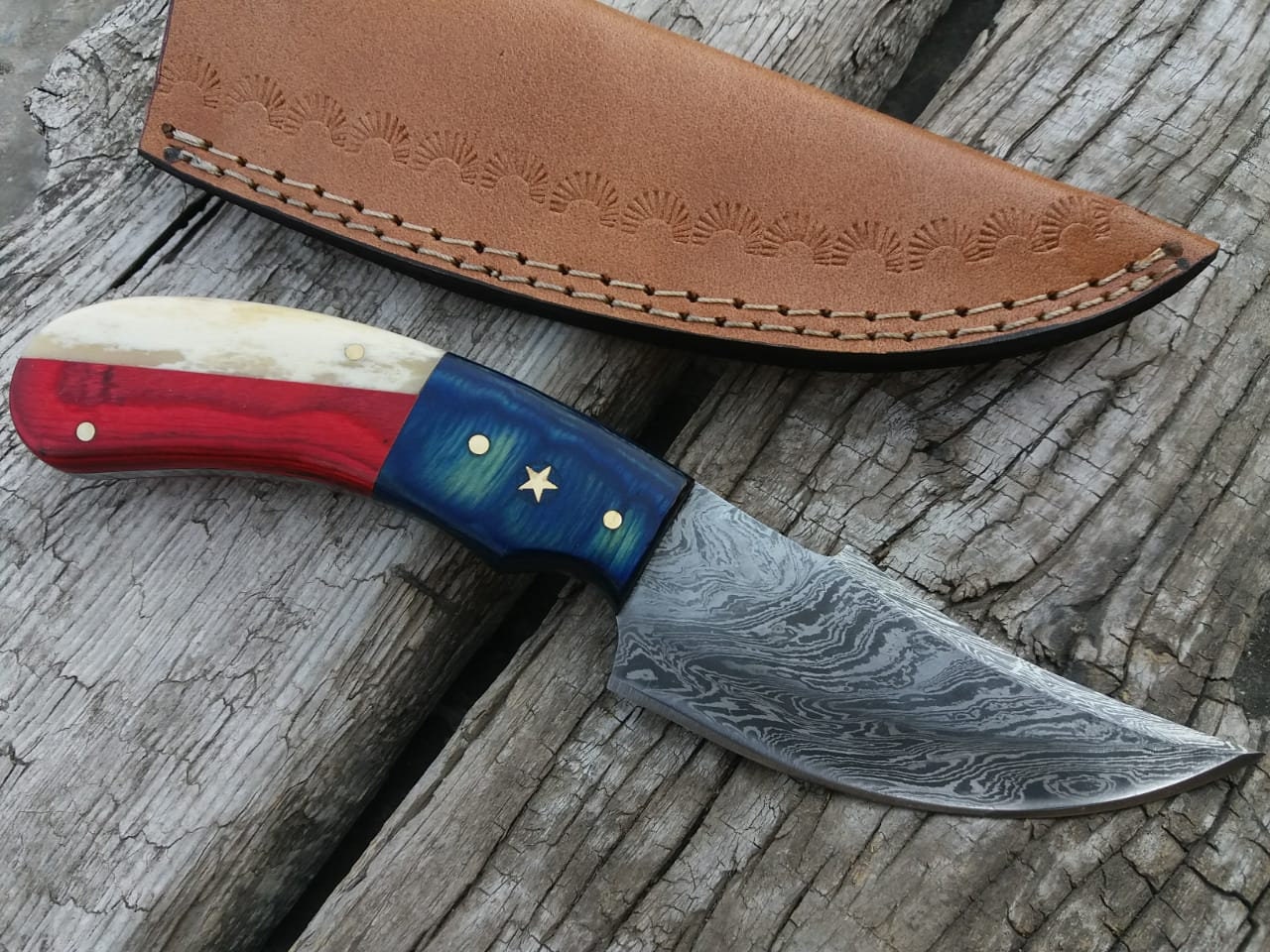 Coltello da scuoiatore in acciaio Damasco da 8,50 pollici con impugnatura a bandiera del Texas USA e fodero in pelle.