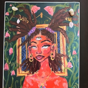 Op de afbeelding: Een schilderij van een persoon met een derde oog, rode huid en lang bruin haar. De persoon draagt gouden oorringen en een gouden ketting met een groen-paarse hanger. Het schilderij is tegen een groene achtergrond met roze bloemen.