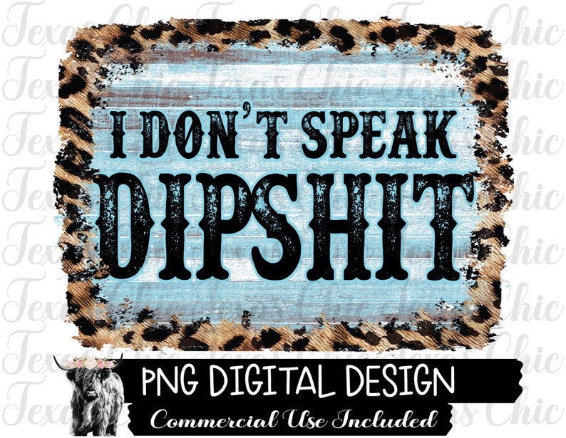 Może przedstawiać: Projekt cyfrowy przedstawiający zużyty drewniany znak z obramowaniem w panterkę. Znak zawiera napis "I don't speak dipshit" czarnym kolorem na jasnoniebieskim tle. Projekt zawiera tekst "PNG Digital Design" i "Commercial Use Included".
