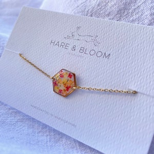 Pressed Flower Petal Bracelet in Gold, Queen Anne’s lace bracelet, flower confetti bracelet, resin jewellery