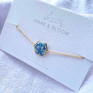 Pressed Blue and White Flower Petal Bracelet in Gold, queen anne’s lace bracelet, flower confetti bracelet, resin jewellery