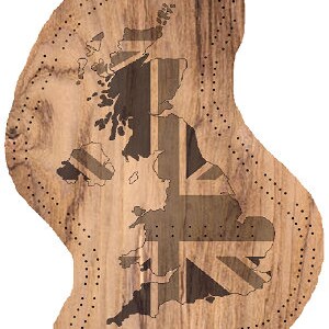 Puede incluir: Un mapa de madera del Reino Unido con un diseño de bandera de la Union Jack. El mapa está rodeado por un borde punteado.