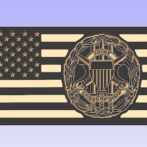 Puede incluir: Una bandera estadounidense en blanco y negro con un sello dorado del Estado Mayor Conjunto en el centro. El sello presenta una corona de laurel, espadas cruzadas y las palabras "Joint Chiefs of Staff".