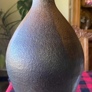Stengodsvas med naturlig glasyr
