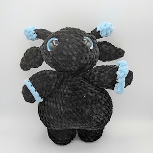 Peluche artigianale da collezione a forma di folletto alieno amigurumi, realizzato all'uncinetto.