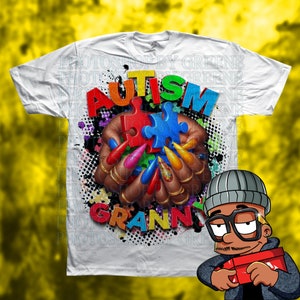 Könnte beinhalten: Weißes T-Shirt mit einem bunten Grafikdesign mit dem Wort "AUTISMUS" und einer Hand, die ein Puzzleteil hält. Die Grafik enthält auch das Wort "OMMA" in bunten Buchstaben.