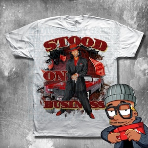 Puede incluir: Camiseta blanca con un estampado gráfico rojo, blanco y negro de un hombre con traje de pie frente a un coche rojo. El texto gráfico dice "Stood On Business".
